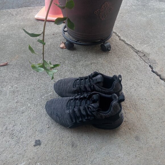 Size 8 Women's. Step Into Style Puma Sneakers Built for Comfort & Speed - Picture 1 of 6